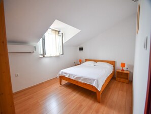 2 bedrooms, WiFi, bed sheets - Apartments Jaklin - Two Bedroom Apartment with Terrace and Sea View (Rab)