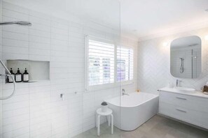 Douche, sèche-cheveux, serviettes fournies, savon