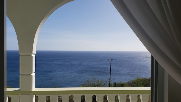 A balcony with a view of the ocean. - 5 Mins from beach! (Mero)
