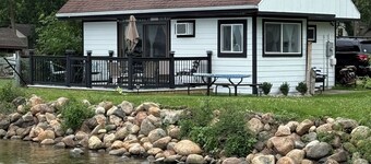 Cozy cabin steps from the lake!