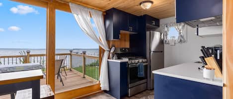 Fridge, microwave, oven, coffee/tea maker