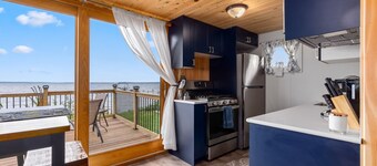 Cozy cabin steps from the lake!