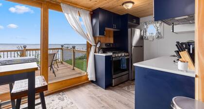 Cozy cabin steps from the lake!