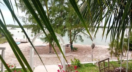 Beach nearby. Charming 1-bedroom resort with indoor fireplace.
