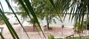 Charming 1-bedroom resort with indoor fireplace.