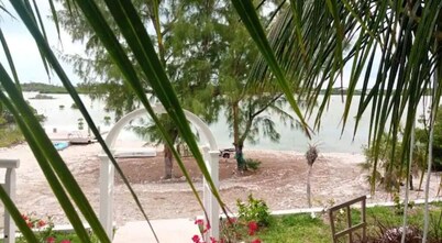 Charming 1-bedroom resort with indoor fireplace.