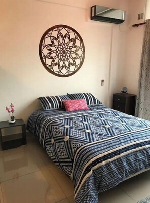 1 habitación, escritorio, tabla de planchar con plancha y wifi gratis 