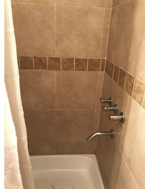 Combined shower/tub, hair dryer, bidet, towels - Spacious Studio in Trendy Palermo (Buenos Aires)