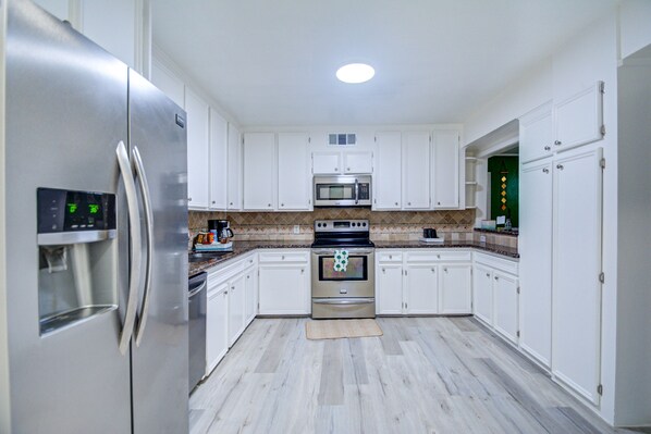 Refrigerador, microondas, horno y parrilla de estufa 