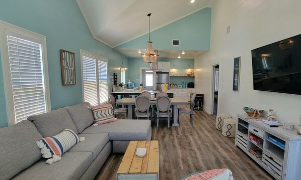 Smart TV, video games, books - *2 Blocks to Beach, King bed, Fast Wi-fi, Parking* (Galveston)
