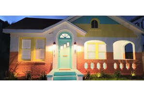 Exterior - *2 Blocks to Beach, King bed, Fast Wi-fi, Parking* (Galveston)