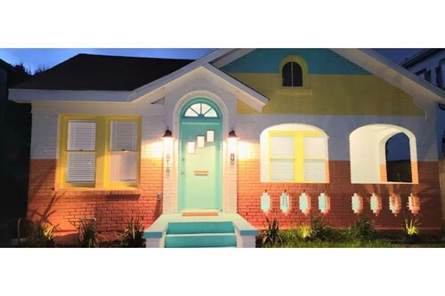 *2 Blocks to Beach, King bed, Fast Wi-fi, Parking*