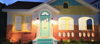 *2 Blocks to Beach, King bed, Fast Wi-fi, Parking*