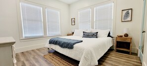 3 bedrooms, desk, free WiFi, bed sheets - *2 Blocks to Beach, King bed, Fast Wi-fi, Parking* (Galveston)