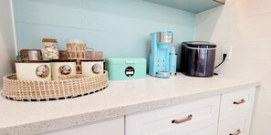 Interior - *2 Blocks to Beach, King bed, Fast Wi-fi, Parking* (Galveston)