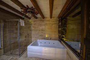 Romantic Room | Bathroom | Hair dryer, slippers, towels - Farmer Cave House (Ürgüp)
