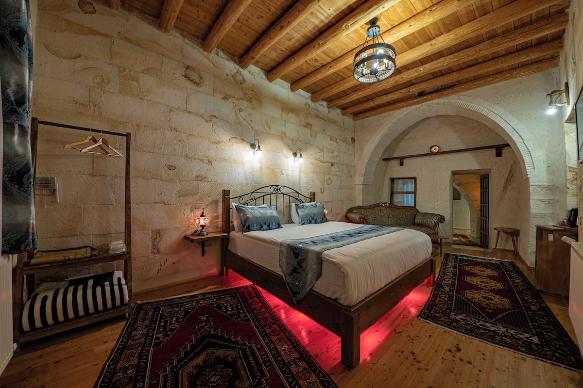 Deluxe Suite | 2 bedrooms, minibar, individually decorated, individually furnished