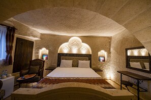 Premier Room | Minibar, individually decorated, individually furnished, desk - Farmer Cave House (Ürgüp)