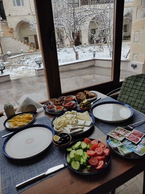 Free daily buffet breakfast  - Farmer Cave House (Ürgüp)