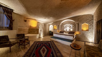 Minibar, decoración personalizada, muebles diferentes y escritorio