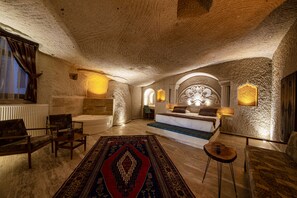 Signature Room | Minibar, individually decorated, individually furnished, desk - Farmer Cave House (Ürgüp)