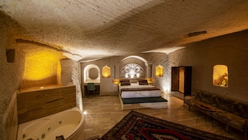 Minibar, decoración personalizada, muebles diferentes y escritorio