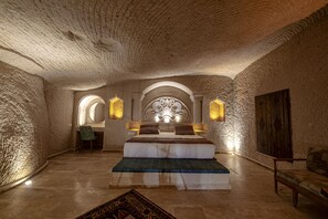 Signature Room | Minibar, individually decorated, individually furnished, desk - Farmer Cave House (Ürgüp)