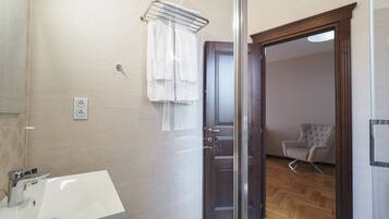 Bathtub, hair dryer, towels, shampoo