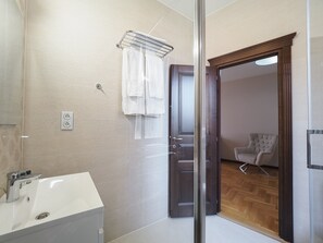 Bathtub, hair dryer, towels, shampoo