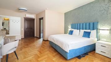 1 bedroom, desk, free WiFi, bed sheets