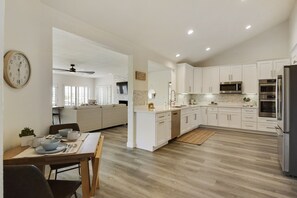 Jääkaappi, mikroaaltouuni, uuni, liesi