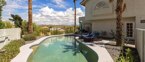 Piscina all'aperto, una piscina riscaldata