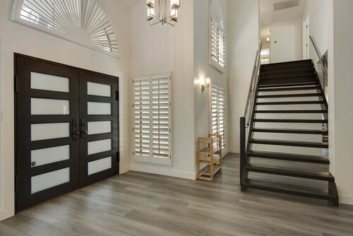 Great for Large Families, Fountain View, Free Heated Pool, Man Cave, & Hot Tub