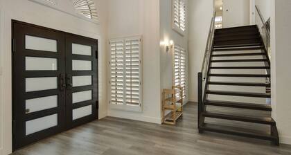 Great for Large Families, Fountain View, Free Heated Pool, Man Cave, & Hot Tub