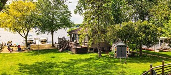 Lakefront Cottage with Gorgeous Sunsets