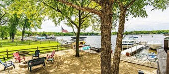Lakefront Cottage with Gorgeous Sunsets