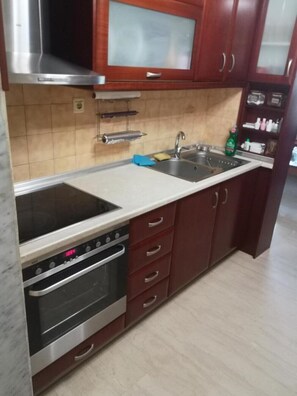 Kühlschrank, Ofen, Herdplatte, Wasserkocher mit Kaffee-/Teezubehör