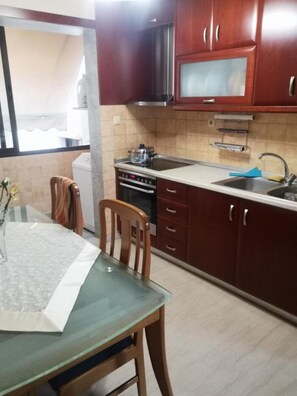 Kühlschrank, Ofen, Herdplatte, Wasserkocher mit Kaffee-/Teezubehör