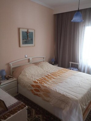 2 slaapkamers, een bureau, een strijkplank/strijkijzer, wifi