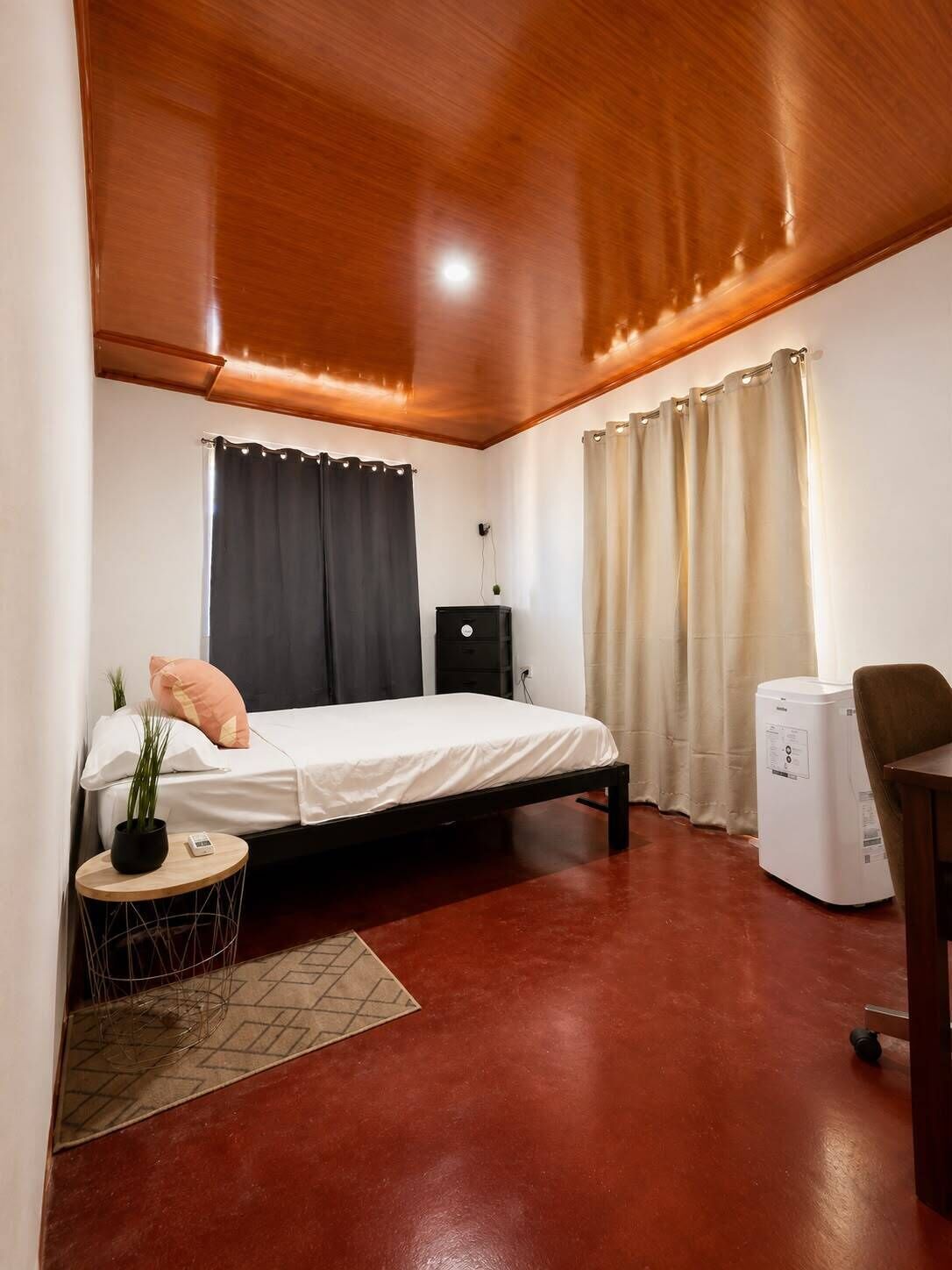 3 bedrooms, desk, WiFi, bed sheets