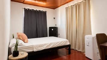 3 bedrooms, desk, WiFi, bed sheets