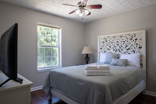 4 多间卧室、熨斗/熨衣板、上网接入、床单