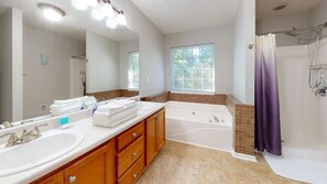Combined shower/tub, hair dryer, towels