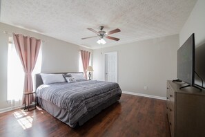 4 bedrooms, iron/ironing board, internet, bed sheets