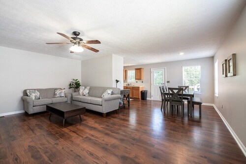 Spacious home w/ King Bed, Garage, & Outdoor Space