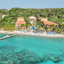 En la playa, camastros y toallas de playa