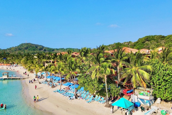 En la playa, sillas reclinables de playa, toallas de playa