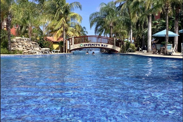 Alberca al aire libre y alberca climatizada