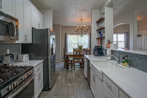 Modern Art Filled Dog friendly home w/Grill