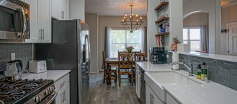 Modern Art Filled Dog friendly home w/Grill